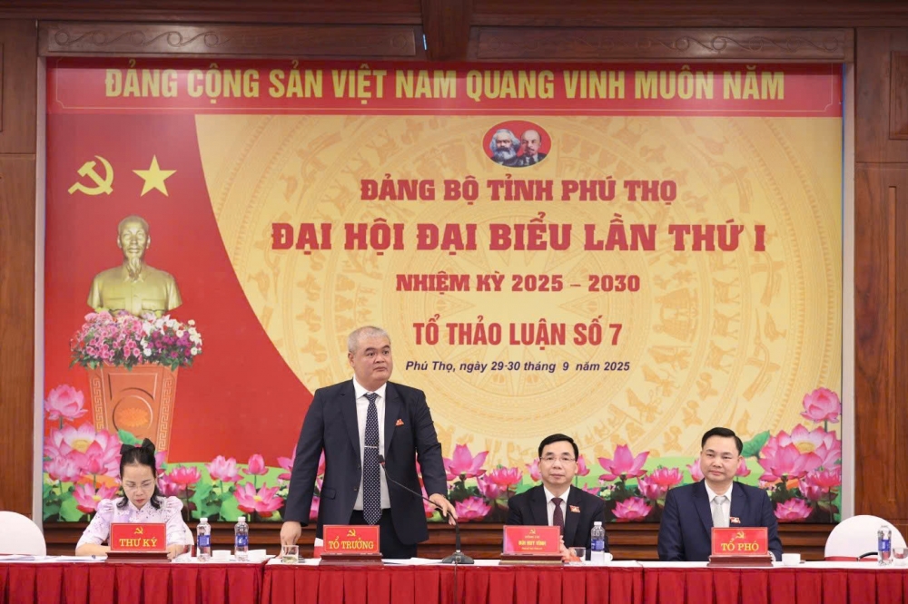 Đồng chí Nguyễn Việt Phương - Ủy viên BTV Tỉnh ủy, Bí thư Đảng ủy, Chủ tịch HĐND phường Xuân Hòa phát biểu tại Tổ thảo luận số 7