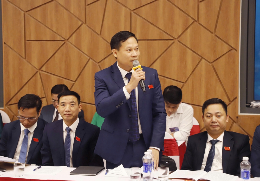 Đồng chí Nguyễn Xuân Toản - Bí thư Đảng ủy xã Tân Sơn phát biểu thảo luận tại Tổ thảo luận số 3