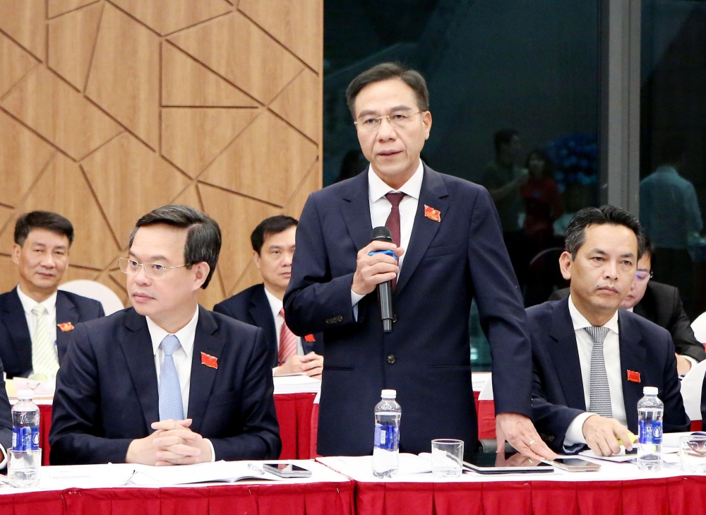 Đồng chí Lê Hồng Trung - Tỉnh ủy viên, Giám đốc Sở Y tế phát biểu thảo luận tại Tổ thảo luận số 2