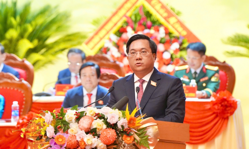 Chủ tịch UBND tỉnh Trần Duy Đông trình bày Báo cáo Chính trị trình Đại hội đại biểu Đảng bộ tỉnh nhiệm kỳ 2025 - 2030