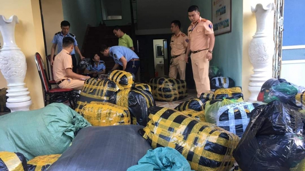 Phú Thọ: Tạm giữ xe ô tô vận chuyển quần áo, vải cây không rõ nguồn gốc xuất xứ