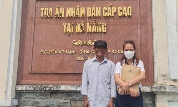 Ông Võ Vĩnh (trái) tại TAND cấp cao