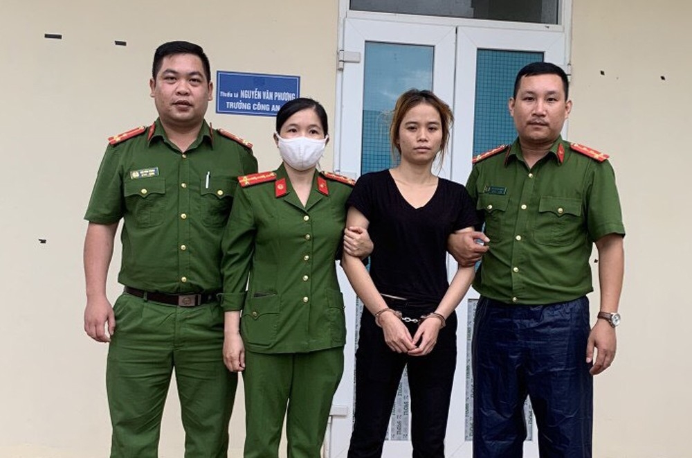 Lực lượng Công an bắt giữ đối tượng Bùi Thị Huấn (Nguồn: Công an tỉnh Thanh Hóa)