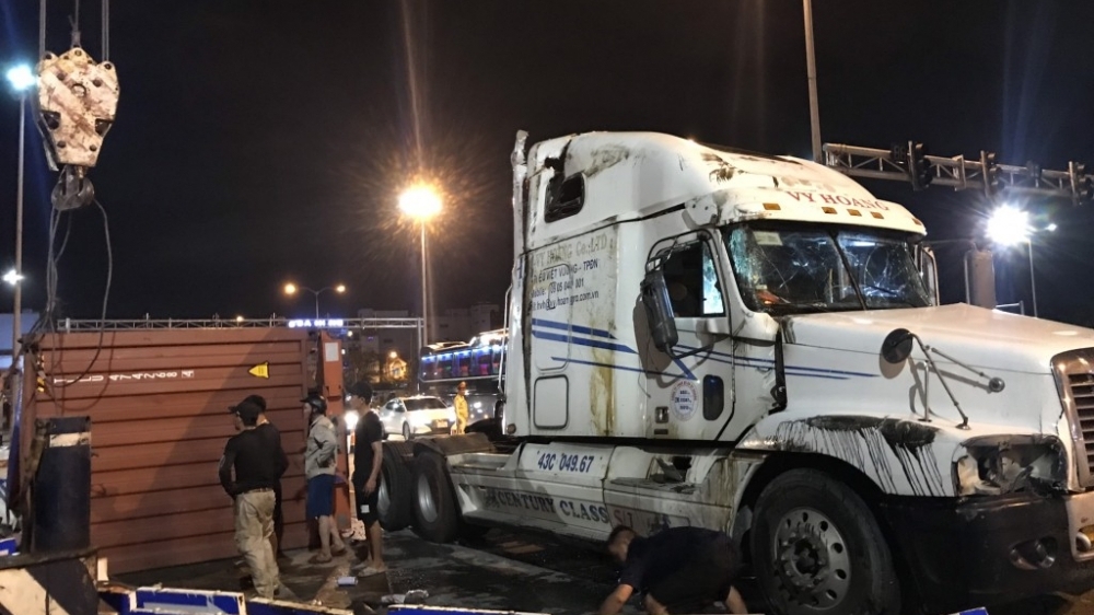 Đà Nẵng: Xe container bất ngờ lật nhào khi vào khúc cua