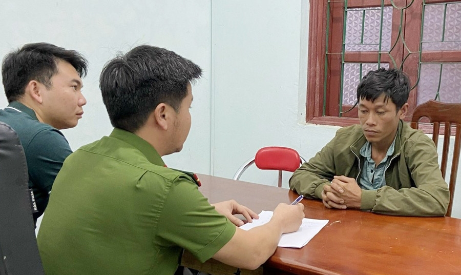 Công an thị xã Sa Pa lấy lời khai của đối tượng Lê Văn Thu.