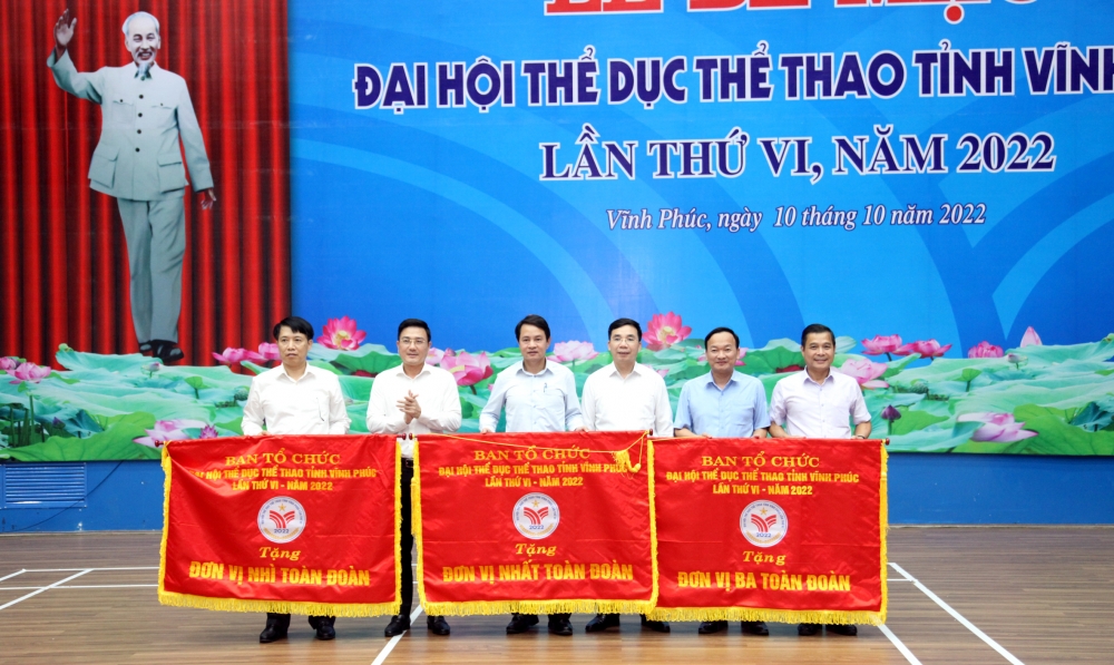 Phó Chủ tịch Thường trực UBND tỉnh Vũ Việt Văn; Trưởng Ban Tuyên giáo Tỉnh ủy Bùi Huy Vĩnh trao Cờ tặng các đơn vị Nhất, Nhì, Ba toàn đoàn. Ảnh: Nguyễn Lượng