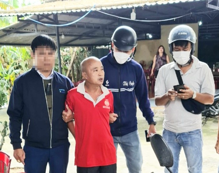 Đối tượng Đồng (áo đỏ) bị bắt giữ tại một quán ăn trên địa bàn khối phố Tứ Câu, phường Điện Ngọc, thị xã Điện Bàn vào trưa ngày 12/10 (Ảnh: CAĐB)