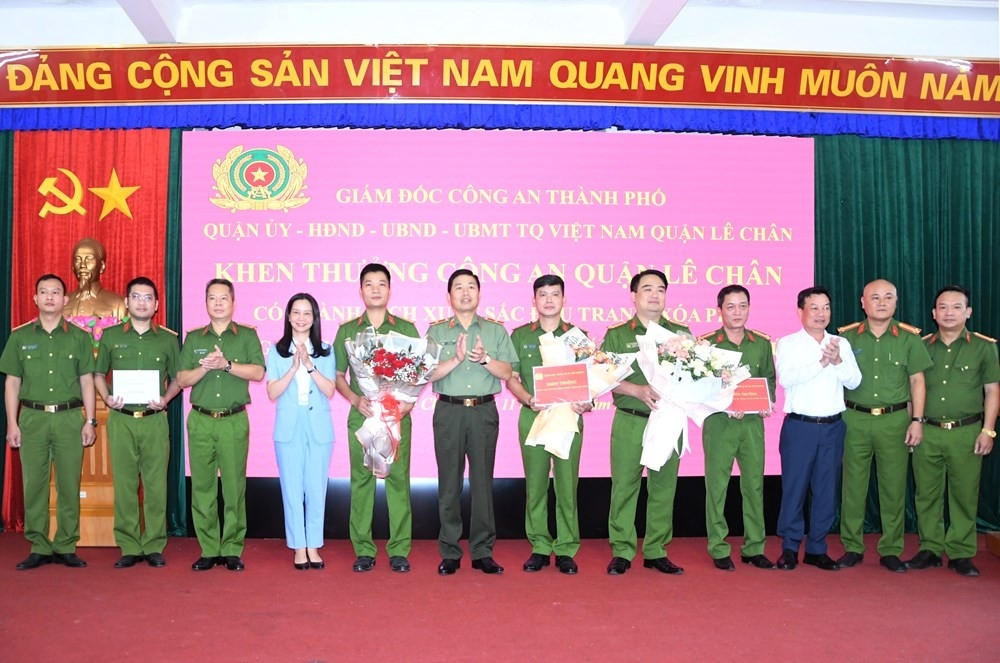 Giám đốc Công an thành phố Hải Phòng tặng hoa, trao thưởng Công an quận Lê Chân