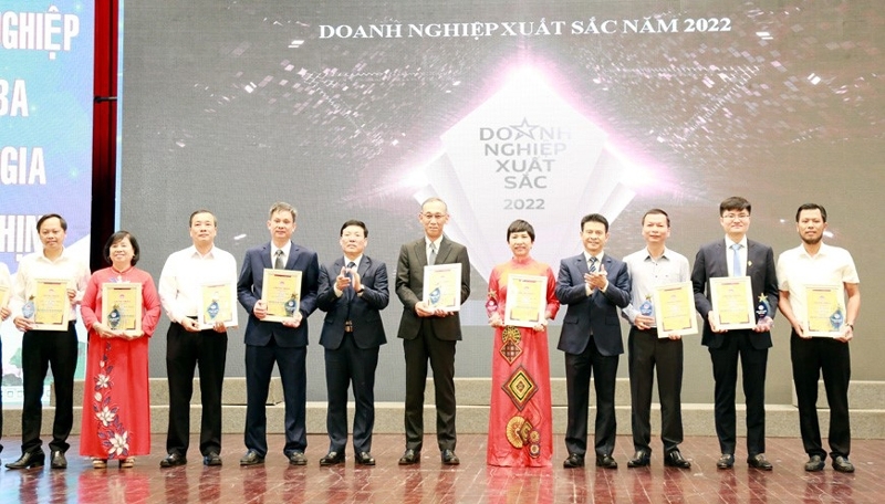 Lãnh đạo tỉnh Vĩnh Phúc trao cúp và giấy chứng nhận cho các doanh nhân tiêu biểu năm 2022.