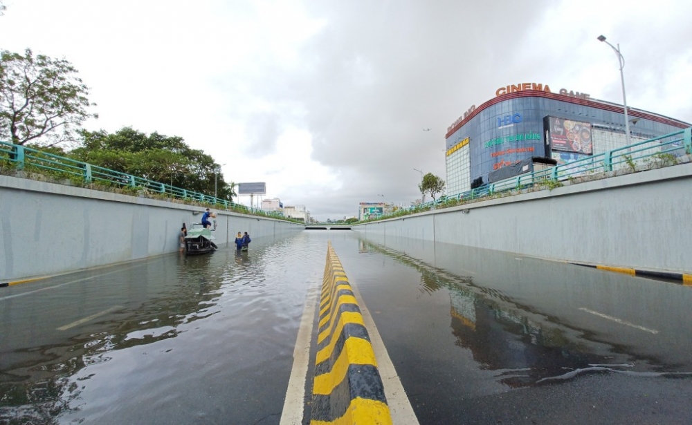 TP Đà Nẵng ghi nhận đợt mưa lịch sử khiến địa bàn bị ngập nặng vào tối 14/10 (Ảnh: V.Q)