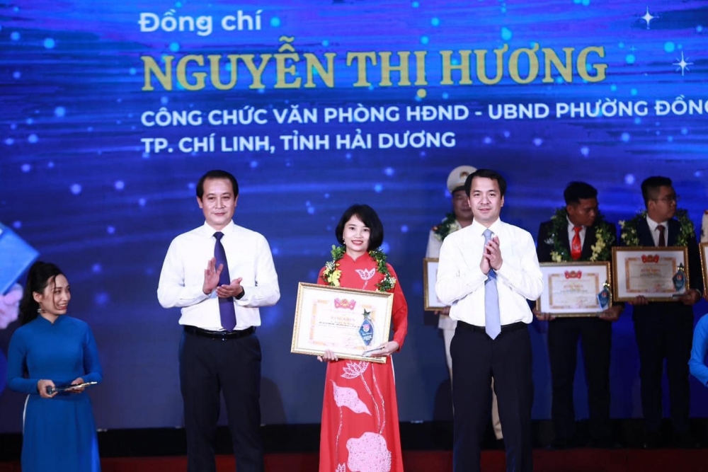 Các đồng chí: Phạm Hoàng Anh, Ngô Văn Cương trao Bằng khen của Trung ương Đoàn cho đồng chí Vũ Thị Hương