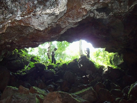 Hang Dơi thuộc xã Ngọc Thanh, thành phố Phúc Yên, tỉnh Vĩnh Phúc, là một hang động lớn nơi trú ngụ của hàng ngàn con dơi. Nơi đây vẫn giữ được vẻ đẹp thiên nhiên hoang sơ vốn có với cảnh đẹp mà tạo hóa đã ban tặng với những vách đá cao chênh vênh, xếp chồng lên nhau không theo trình tự, dòng thác mát lạnh rì rào suốt ngày đêm.