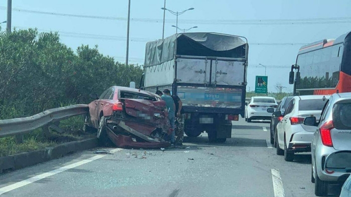 Vụ tai nạn xảy ra trên cao tốc Nội Bài - Lào Cai giữa xe Audi A6 và ô tô tải.