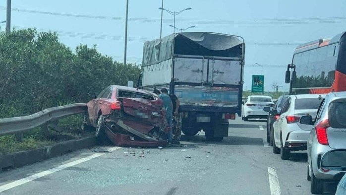 Vĩnh Phúc: Xe Audi A6 biến dạng sau va chạm với ô tô tải trên cao tốc Nội Bài - Lào Cai