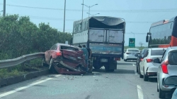 Vĩnh Phúc: Xe Audi A6 biến dạng sau va chạm với ô tô tải trên cao tốc Nội Bài - Lào Cai