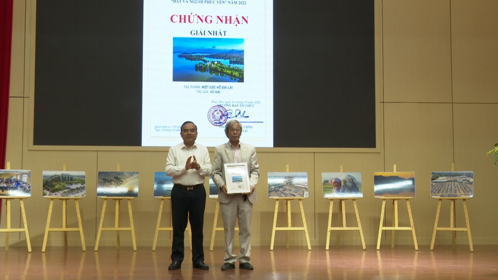 Chủ tịch UBND thành phố Phúc Yên Phan Tiến Dũng trao giải Nhất cho tác giả Vũ Hải. Ảnh: Khánh Linh