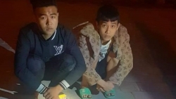 vinh phuc bat 2 thanh nien mang 2 ket vo chai thuy tinh gay roi trat tu cong cong