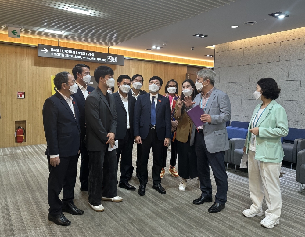 Chủ tịch UBND tỉnh Lê Duy Thành và Đoàn công tác tỉnh Vĩnh Phúc thăm Bệnh viện Đa khoa Hankook, tỉnh Chungcheongbuk.