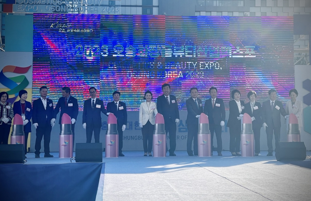 Chủ tịch UBND tỉnh Lê Duy Thành tham gia bấm nút khai mạc Hội chợ triển lãm Mỹ phẩm và Sắc đẹp quốc tế Osong 2023 tại tỉnh Chungcheongbuk.