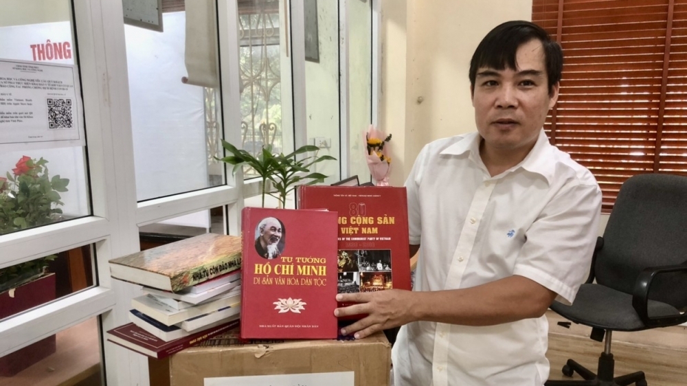 Vĩnh Phúc: Tặng hơn 500 cuốn sách cho thư viện các Làng văn hóa kiểu mẫu