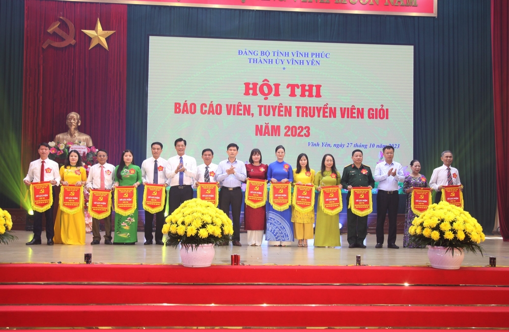 Phó trưởng ban Thường trực Ban Tuyên giáo Tỉnh ủy Ngô Chí Tuệ cùng các đại biểu tặng Cờ lưu niệm cho các thí sinh dự thi.