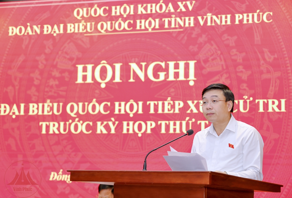 Phó trưởng Đoàn ĐBQH tỉnh Nguyễn Văn Mạnh phát biểu tại hội nghị tiếp xúc cử tri thành phố Vĩnh Yên.