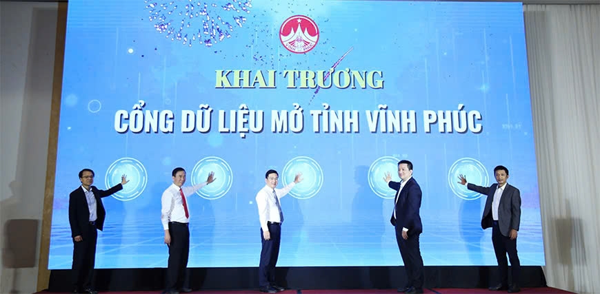 Phó Chủ tịch Thường trực UBND tỉnh Vũ Việt Văn, lãnh đạo Cục Chuyển đổi số quốc gia cùng lãnh đạo Ban Tuyên giáo Tỉnh ủy, Sở Thông tin và Truyền thông nhấn nút khai trương Cổng dữ liệu mở tỉnh Vĩnh Phúc