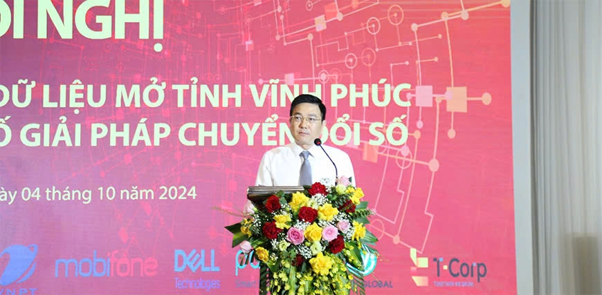 Phó Chủ tịch Thường trực UBND tỉnh Vũ Việt Văn phát biểu khai mạc hội nghị