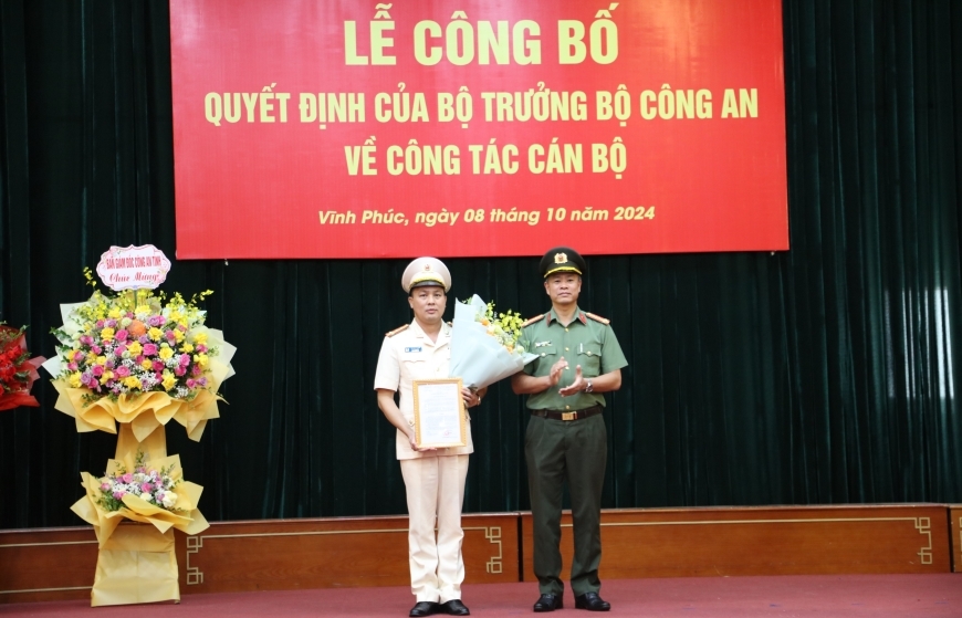 Thừa ủy quyền của Bộ trưởng Bộ Công an, Đại tá Thân Văn Hải, trao Quyết định bổ nhiệm chức vụ Phó Giám đốc Công an tỉnh và tặng hoa chúc mừng Đại tá Lê Văn Tuân