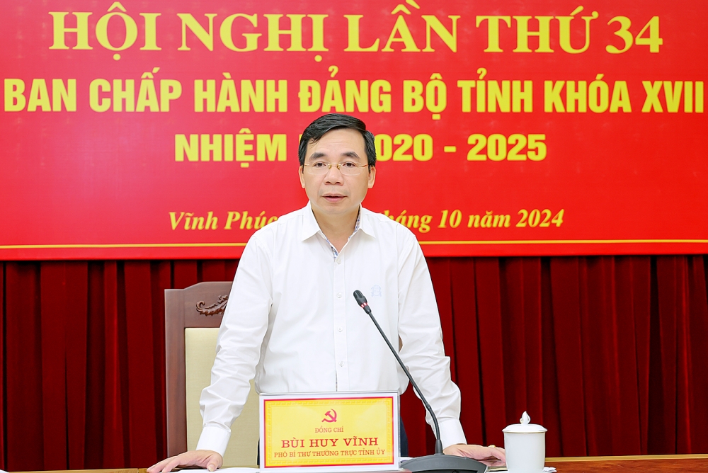 Phó Bí thư Thường trực Tỉnh ủy Bùi Huy Vĩnh điều hành nội dung thảo luận tại hội nghị. Ảnh: Khánh Linh