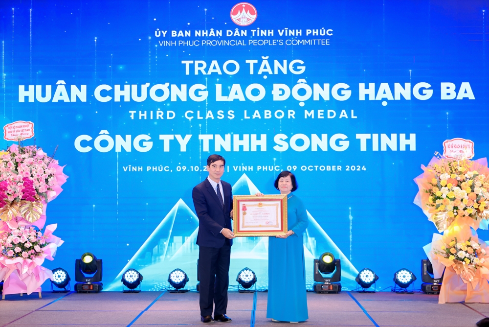 Bí thư Tỉnh ủy Dương Văn An trao Huân chương Lao động hạng Ba tặng Công ty TNHH Song Tinh.