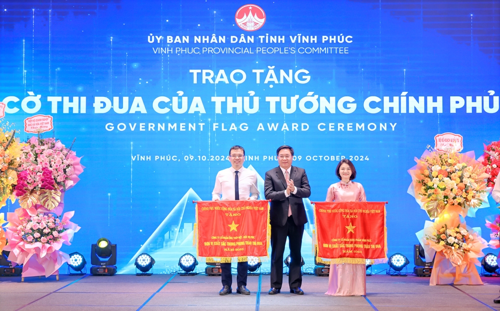 Chủ tịch UBND tỉnh Trần Duy Đông trao Cờ thi đua của Thủ tướng Chính phủ tặng các doanh nghiệp. 