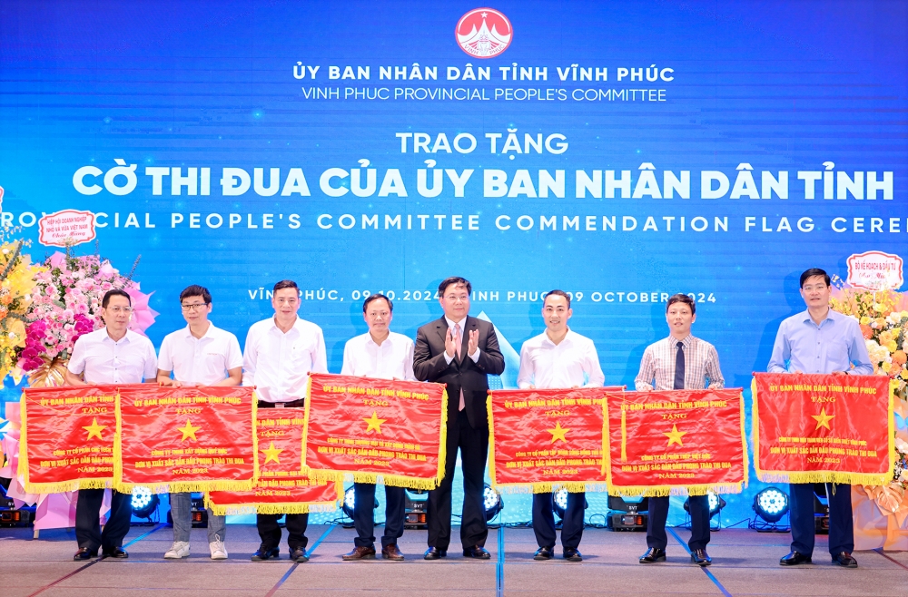 Chủ tịch UBND tỉnh Trần Duy Đông trao Cờ thi đua của UBND tỉnh tặng các doanh nghiệp.