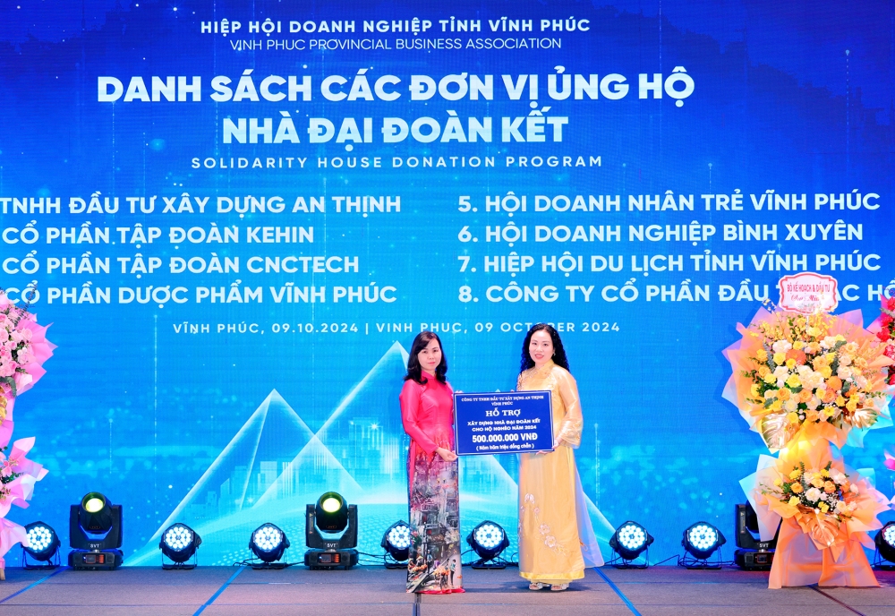 Lãnh đạo Công ty TNHH Đầu tư xây dựng An Thịnh Vĩnh Phúc trao 500 triệu đồng hỗ trợ xây dựng nhà Đại đoàn kết cho các hộ nghèo trên địa bàn tỉnh năm 2024. 