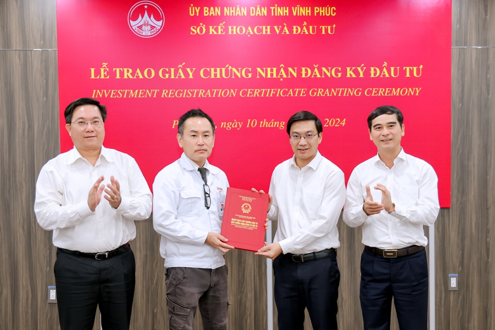 Bí thư Tỉnh ủy Dương Văn An, Chủ tịch UBND tỉnh Trần Duy Đông chứng kiến lãnh đạo Sở Kế hoạch và Đầu tư trao giấy Chứng nhận đăng ký đầu tư điều chỉnh lần thứ 15 cho Công ty Honda Việt Nam. 