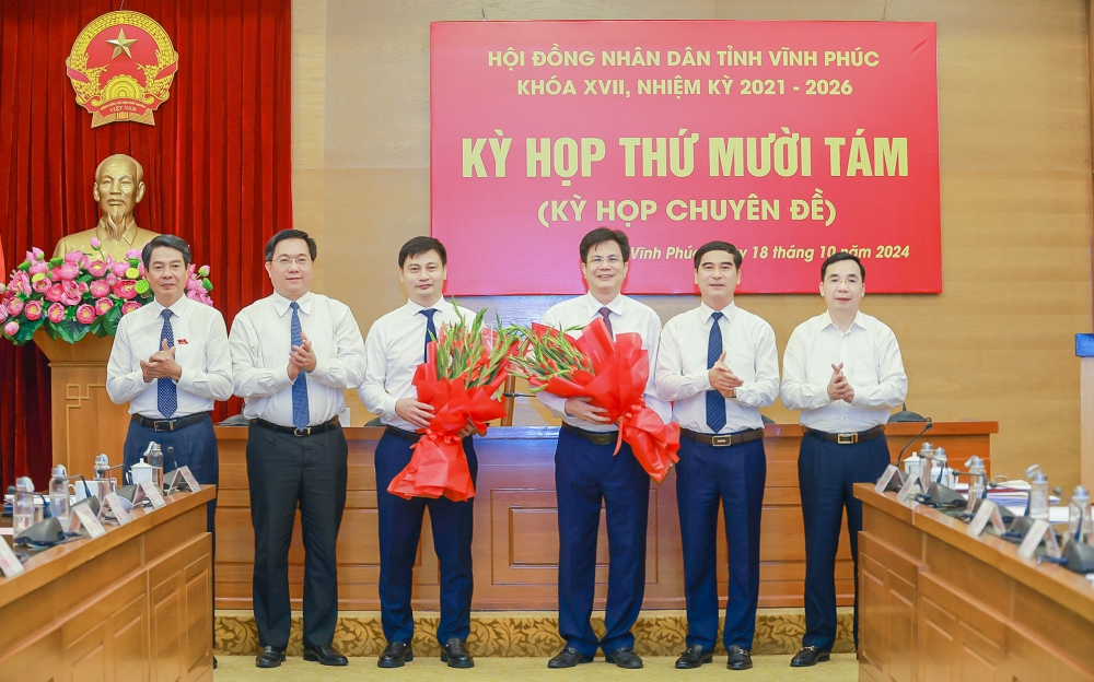 Bí thư Tỉnh ủy Dương Văn An, Phó Bí thư Thường trực Tỉnh ủy Bùi Huy Vĩnh, Chủ tịch UBND tỉnh Trần Duy Đông tặng hoa chúc mừng đồng chí Hà Quang Tiến được bầu giữ chức Phó Chủ tịch HĐND tỉnh và đồng chí Nguyễn Trung Hải nhận nhiệm vụ mới. 