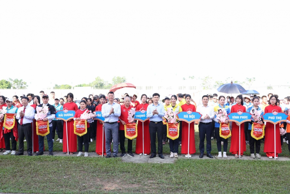 Lãnh đạo tỉnh Vĩnh Phúc trao cờ và hoa cho các đội Lãnh đạo tỉnh Vĩnh Phúc trao cờ và hoa cho các đội