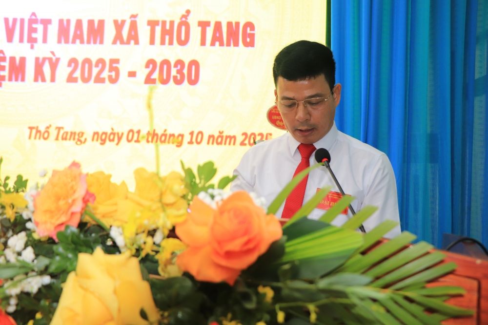 Đồng chí Trương Văn Lợi, Chủ tịch Ủy ban MTTQ xã Thổ Tang trình bày báo cáo chính trị.