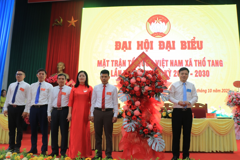 Đồng chí Hoàng Xuân Giao, Phó Chủ tịch Ủy ban MTTQ, Chủ tịch Hội Nông dân tỉnh Phú Thọ tặng hoa chúc mừng Đại hội.