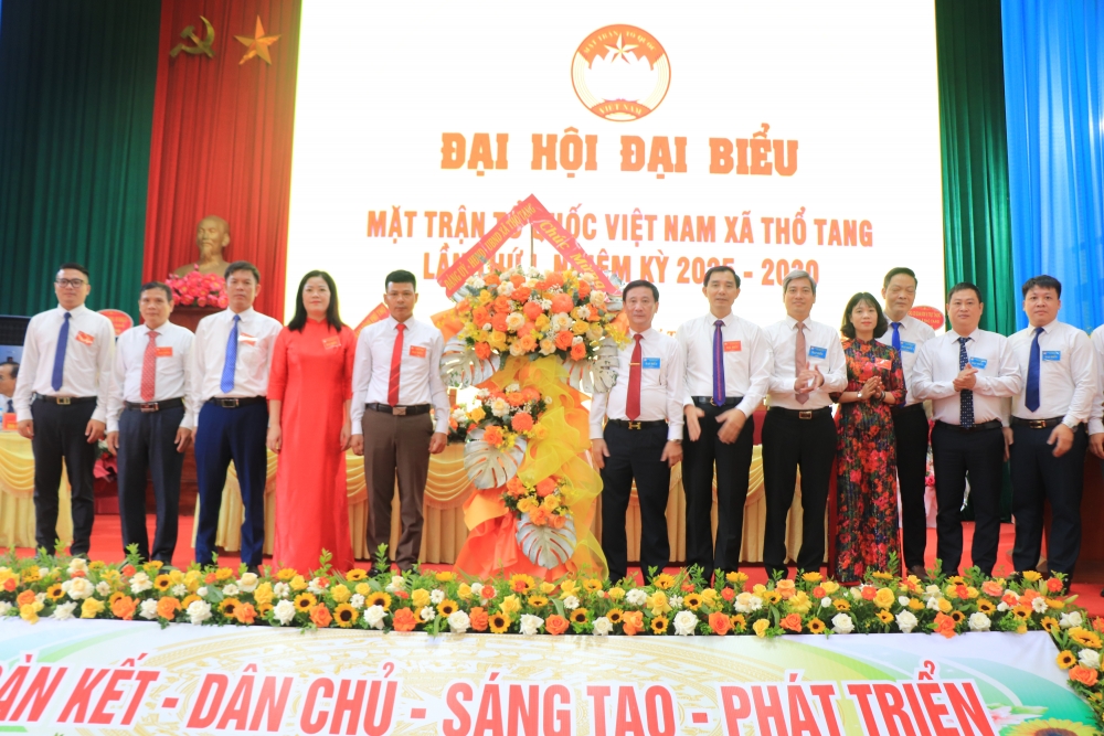 Lãnh đạo xã Thổ Tang tặng hoa chúc mừng Đại hội.