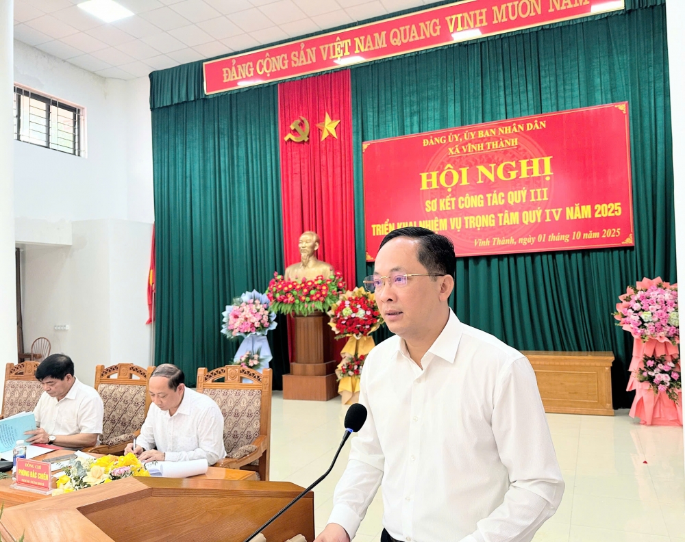 Phó Bí thư Thường trực xã Vĩnh Thành Vũ Đức Kim phát biểu tại hội nghị. 