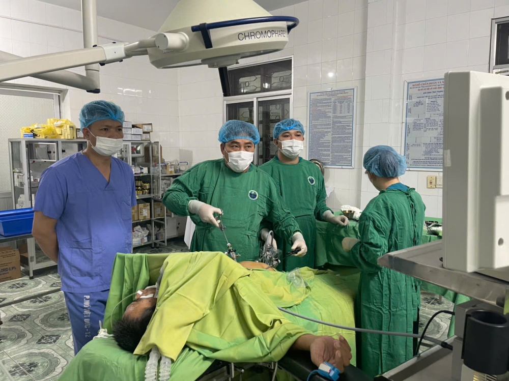 Ê kíp mổ cấp cứu cho bệnh nhân.