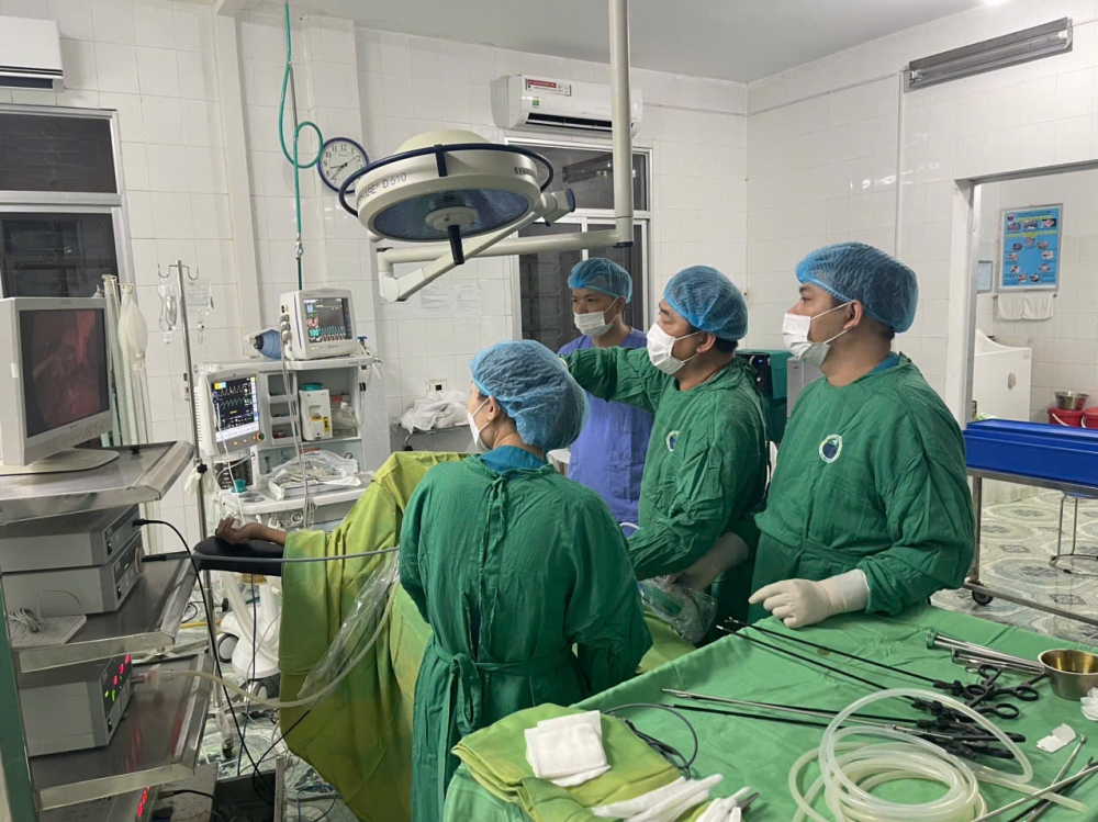 Phú Thọ: Cấp cứu bệnh nhân thủng dạ dày trong đêm mưa bão