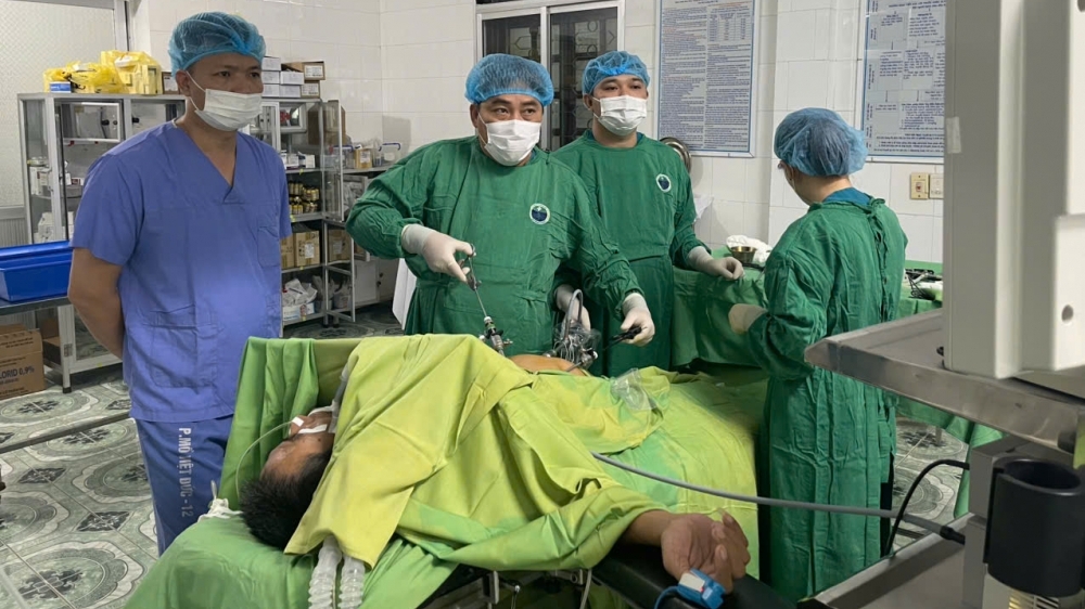 Phú Thọ: Cấp cứu bệnh nhân thủng dạ dày trong đêm mưa bão