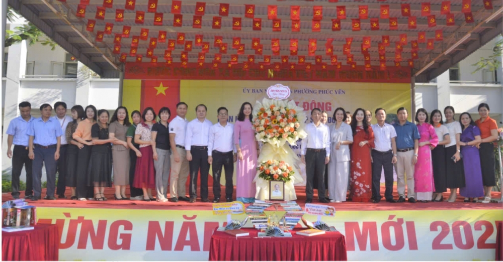 Đ/c Nguyễn Xuân Hòa, Đảng ủy viên, Phó Chủ tịch UBND phường phát biểu, tặng hoa tại buổi Lễ Đ/c Nguyễn Xuân Hòa, Đảng ủy viên, Phó Chủ tịch UBND phường phát biểu, tặng hoa tại buổi Lễ