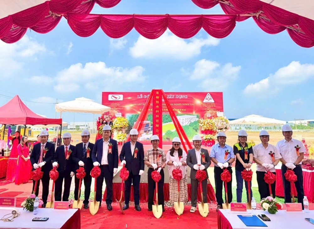 Các đại biểu thực hiện nghi thức động thổ dự án.