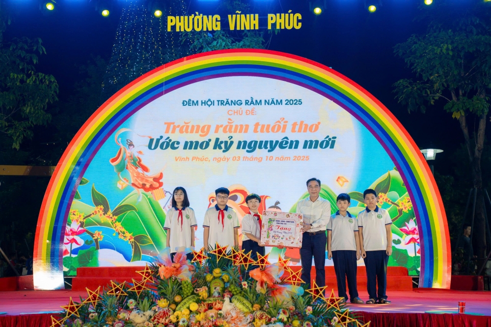 Giám đốc Sở Y tế Lê Hồng Trung trao quà cho các em thiếu nhi có hoàn cảnh đặc biệt, có thành tích vượt khó đến trường.