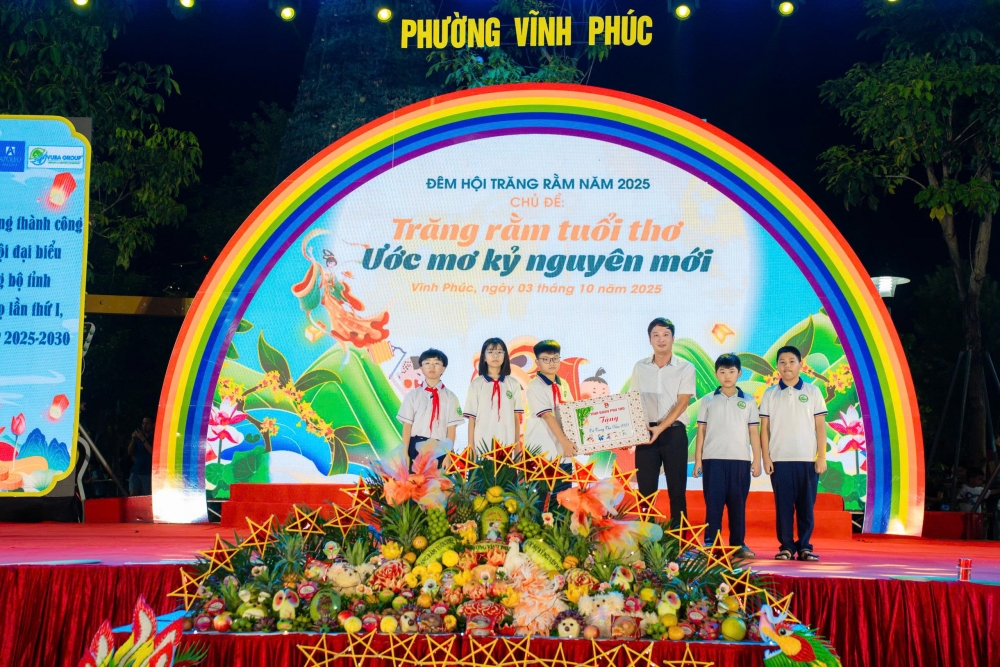 Bí thư Tỉnh đoàn Bùi Đức Giang trao quà cho các em thiếu nhi tiêu biểu của phường Vĩnh Phúc.