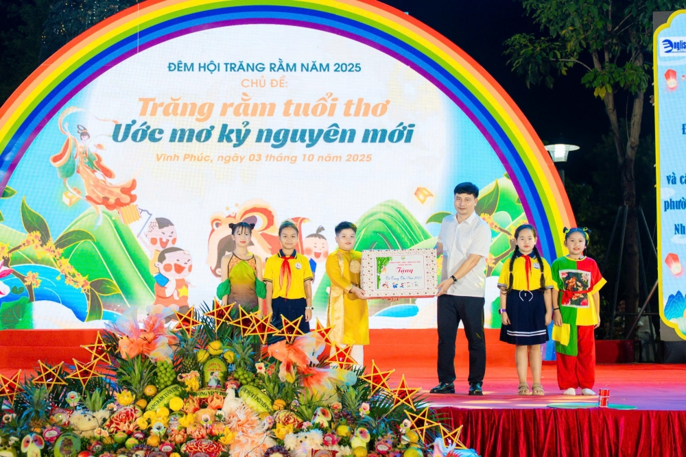 Bí thư Đảng ủy phường Vĩnh Phúc Nguyễn Trung Hải tặng quà cho các em thiếu nhi.