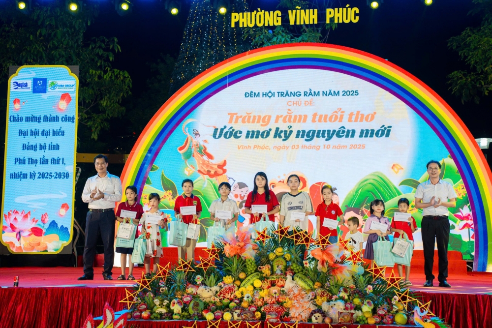 Lãnh đạo phường Vĩnh Phúc tặng quà cho các em thiếu niên, nhi đồng.